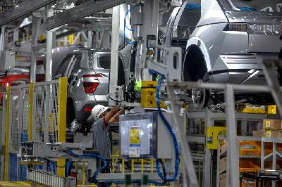 Pekerja melakukan proses perakitan mobil Hyundai di PT Hyundai Motor Manufacturing Indonesia , Sukamukti, Kabupaten Bekasi, Jawa Barat, 11 Juli 2023.  TEMPO/Tony Hartawan