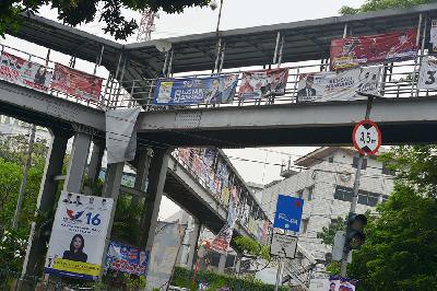 Alat peraga kampanye sejumlah partai terpasang di sekitar jembatan penyeberangan di Jakarta, 26 Desember 2023.  TEMPO/ Febri Angga Palguna