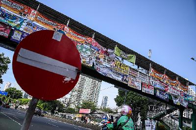 Alat peraga kampanye (APK) terpasang menutupi jembatan penyeberangan orang (JPO) di Tanah Abang, Jakarta, 5 Januari 2024. ANTARA FOTO/Sulthony Hasanuddin/aww.