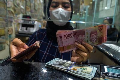 Uang Rupiah pecahan 100 ribu di tempat penukaran Valuta Asing, Kuningan, Jakarta. Tempo/Tony Hartawan