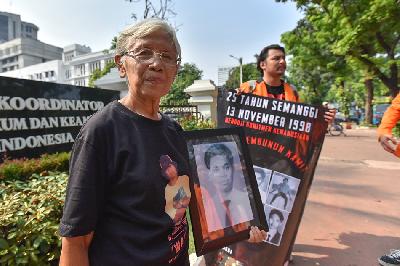 Orangtua korban tragedi Semanggi, Sumarsi, menghadiri aksi untuk memperingati 25 tahun tragedi Semanggi di Kantor Kemenko Polhukam, Jakarta, 13 November 2023. TEMPO/Magang/Joseph.