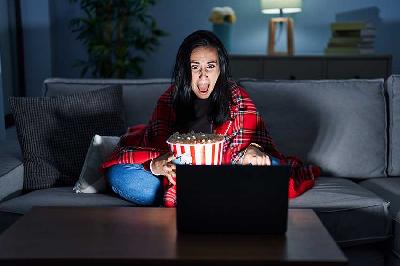 Ilustrasi seorang wanita marah saat melihat spoiler dari sebuah film. Shutterstock
