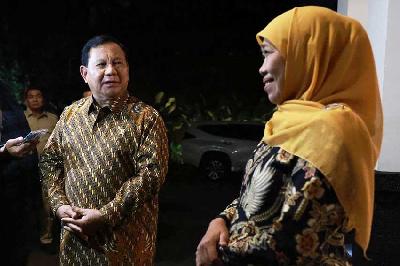 Ketua Umum Partai Gerindra Prabowo Subianto (kiri) bertemu Gubernur Jawa Timur Khofifah Indar Parawansa di Surabaya, 13 Februari 2023. Dok. Tim Media Prabowo Subianto