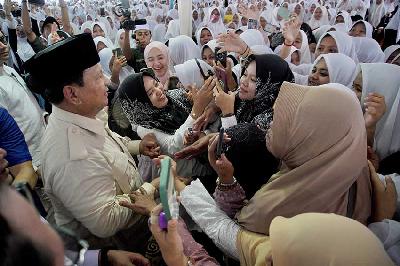 Menteri Pertahanan Prabowo Subianto menyapa warga saat mengunjungi pondok pesantren Zainul Hasan Genggong di Probolinggo, Jawa Timur, 2 Januari 2024. ANTARA/Irfan Sumanjaya