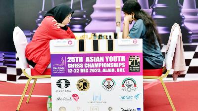 Laysa Latifah (kiri) saat melawan pecatur India Tejaswini G dalam Asian Youth Chess Championship di Al Ain, Uni Emirat Arab, 17 Desember 2023/aycc2023.asianchess.com