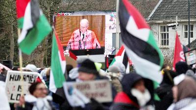 Suasana protes dekat Mahkamah Internasional (ICJ) saat para hakim ICJ mendengarkan permintaan penghentian aski milter Israel terhadap Gaza, di Den Haag, Belanda, 11 Januari 2024. REUTERS/Thilo Schmuelgen