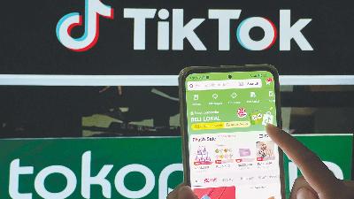 Ilustrasi konsumen membuka halaman TikTok Shop. Tempo/Ratih Purnama