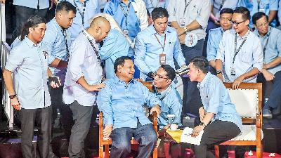 Capres nomor urut dua Prabowo Subianto berbicara dengan Cawapres Gibran Rakabuming Raka di Gedung KPU, Jakarta, 12 Desember 2023. Antara/Galih Pradipta