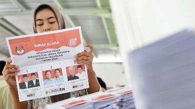 Pelipayan surat suara pemilhan presiden di gudang logistik KPU Pulogadung, Jakarta Timur, 11 Januari 2024. Tempo/Febri Angga Palguna 