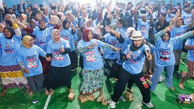 Farmers demonstrate the Gemoy dance to express their support for Prabowo Subianto and Gibran Rakabuming Raka, in Batang, Central Java, January 7. 
ANTARA/Harviyan Perdana Putra
