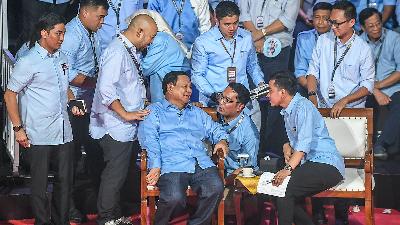 Presidential candidate Prabowo Subianto (seated left) and his running mate Gibran Rakabuming Raka (seated right) with their campaign team during the first debate for presidential candidates at the General Election Commission Building, Jakarta, December 12, 2023. 
ANTARA/Galih Pradipta
