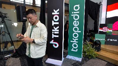 Tokopedia and TikTok collaborate to launch the Buy Local promotional program on National Online Shopping Day, Jakarta, December 12, 2023. 
TEMPO/Tony Hartawan
