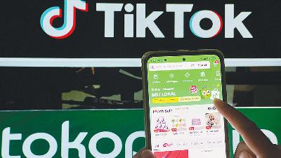 An online consumer opens the Buy Local feature on Tokopedia platform in collaboration with TikTok Shop. 
TEMPO/Ratih Purnama
