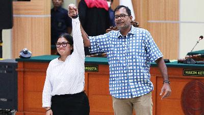 Defendants Haris Azhar and Fatia Maulidiyanti after being acquitted from the charge of defaming the Coordinating Maritime Affairs and Investment Minister Luhut Binsar Pandjaitan during a trial at the East Jakarta District Court, January 8. 
TEMPO/Subekti
