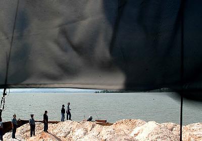 Kapal tongkang bermuatan pasir laut yang ditangkap saat akan dibawa menuju Singapura, di Provinsi Kepulauan Riau (Kepri), 2007. Dok. TEMPO/ Fransiskus S