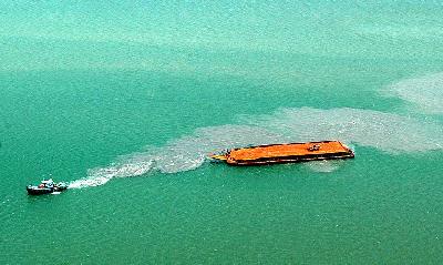 Sebuah kapal tongkang pengangkut pasir laut di perairan Provinsi Kepulauan Riau (Kepri), 2007. Dok. TEMPO/ Fransiskus S