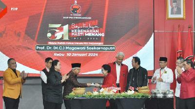 Ketua Umum PDI Perjuangan yang juga Presiden ke-5 RI Megawati Soekarnoputri memberikan tumpeng kepada Wakil Presiden Ma’ruf Amin, disaksikan capres nomor urut 3 Ganjar Pranowo, Ketua DPP PDIP Prananda Prabowo dan Ketua DPR Puan Maharani.
