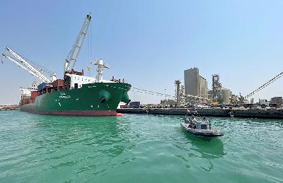 Kapal kontainer komersial berlabuh di pelabuhan Hodeidah, Yaman, 25 Februari 2023. REUTERS/Khaled Abdullah