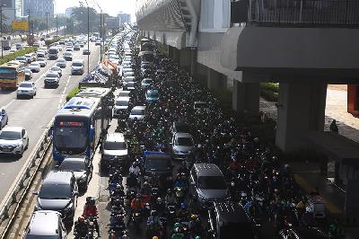 Kemacetan di kawasan Jalan Jendral Gatot Subroto, Jakarta. TEMPO/Subekti