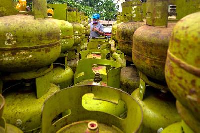 Pekerja menata tabung gas elpiji 3kg di Jakarta. Tempo/Tony Hartawan