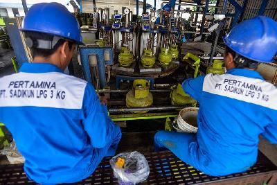 Pekerja tengah melakukan pengisian gas 3kg di Stasiun Pengisian Bulk Elpiji (SPBE) Sadikun, Jakarta, 5 Januari 2023. Tempo/Tony Hartawan