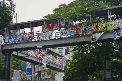 Berbagai Atribut Peraga Kampanye (APK) calon legislatif memenuhi jalanan Ibu kota, Jakarta, 26 Desember 2023. TEMPO/ Febri Angga Palguna