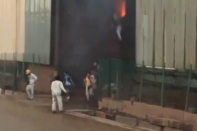 Pekerja menyelamatkan diri dari kebakaran akibat ledakan tungku smelter di pabrik ferrosilikon PT Indonesia Tsingshan Stainless Steel (ITSS) di kawasan PT Indonesia Morowali Industrial Park (IMIP), Kabupaten Morowali, Sulawesi Tengah, 24 Desember 2023. Foto: Istimewa