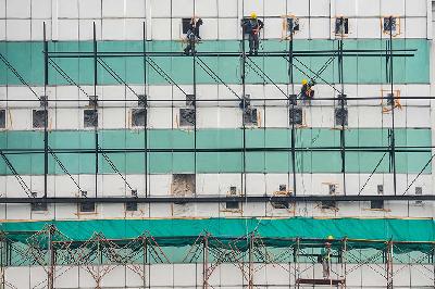Pekerja bangunan bertingkat di Jakarta, 27 November 2023. Tempo/Tony Hartawan