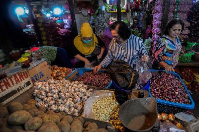 Penjual bawang putih di Pasar Senen, Jakarta, 12 Januari 2024. Tempo/Tony Hartawan