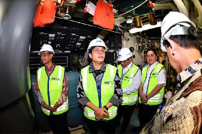 Menteri Sri Mulyani bersama menteri lainnya mengunjungi kapal selam KRI Alugoro-405 di PT PAL Indonesia (Persero), Kota Surabaya, Jawa Timur, 27 Januari 2020. BPMI Setpres/Laily Rachev