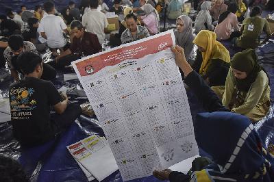 Pekerja memegang surat suara Dewan Perwakilan Rakyat (DPR) pada Pemilu 2024 di Gudang Komisi Pemilihan Umum (KPU) Kota Tasikmalaya, Jawa Barat, 6 Januari 2024. ANTARA/Adeng Bustomi