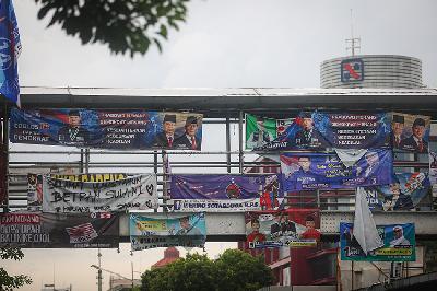 Alat peraga kampanye memenuhi jembatan penyeberangan orang (JPO) di Salemba, Jakarta, 17 Januari 2024. TEMPO / Hilman Fathurrahman W