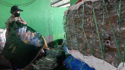 Pekerja mengangkut sampah plastik di Tempat Pengelolaan Sampah Reduce Reuse Recycle (TPS3R) Desa Tembokrejo, Kecamatan Muncar, Kabupaten Banyuwangi, Jawa Timur, 17 Januari 2024. Tempo/Ahmad Suudi