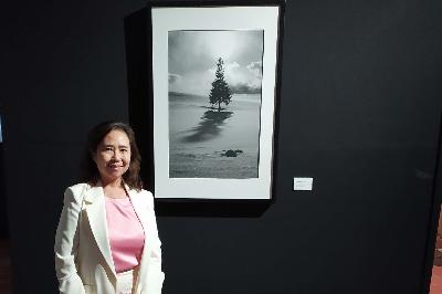 Seniman fotografi Flora Rikin dalam pameran tunggal bertajuk Dialektika di Cemara 6 Galeri-Toeti Heraty Museum, Jakarta, 19 Januari 2024. TEMPO/Indra Wijaya