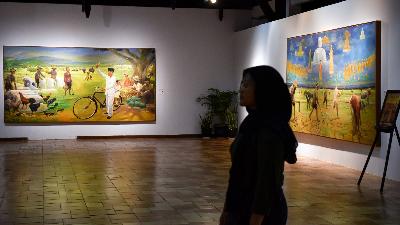 Pengunjung melihat lukisan karya seniman Budi Ubrux saat dipamerkan di Bentara Budaya Jakarta,18 Januari 2024. Tempo/M Taufan Rengganis