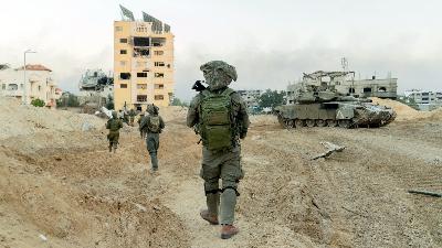 Tentara Israel memasuki Jalur Gaza, Palestina, 21 Desember 2023. Reuters/Israel Defense Forces