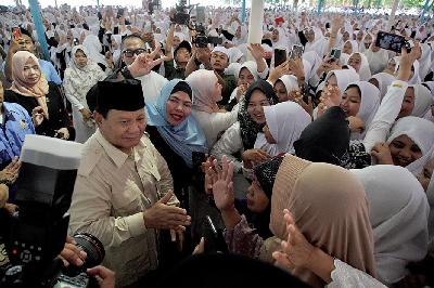 Menteri Pertahanan Prabowo Subianto menyapa warga saat mengunjungi pondok pesantren Zainul Hasan Genggong di Probolinggo, Jawa Timur, 2 Januari 2023. ANTARA/Irfan Sumanjaya
