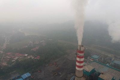 Cerobong asap di Pembangkit Listrik Tenaga Uap (PLTU) Ombilin di Desa Sijantang, Talawi, Sawahlunto, Sumatera Barat. ANTARA/ Iggoy el Fitra