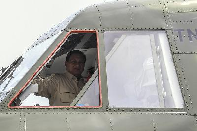 Menteri Pertahanan Prabowo Subianto memeriksa pesawat saat serah terima pesawat terbang NC-212i untuk TNI AU di Lanud Halim Perdanakusuma, Jakarta, 12 Desember 2023. ANTARA/Galih Pradipta