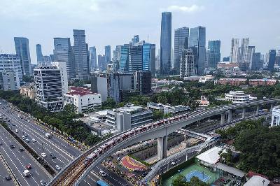 Foto udara jalur transportasi di kawasan Kuningan, Jakarta, 9 Januari 2024. TEMPO / Hilman Fathurrahman W