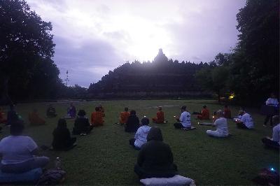 Meditasi yang dipimpin pengajar Vajrayana umat Buddha Singapura dan Taiwan di Candi Borobudur, Magelang, Jawa Tengah, 21 Januari 2024. TEMPO/Shinta Maharani