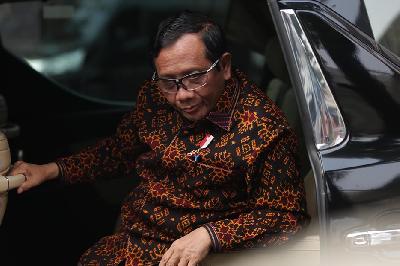 Menko Polhukam Mahfud Md tiba di Komplek Istana Kepresidenan, Jakarta, 24 Oktober 2023.  TEMPO/Subekti.