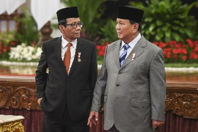 Menko Polhukam Mahfud MD dengan Menteri Pertahanan Prabowo Subianto di Istana Negara, Jakarta, 22 November 2023. ANTARA/Hafidz Mubarak A
