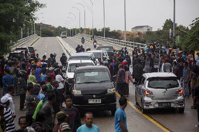 Sejumlah warga melakukan aksi pemblokiran jalan di jembatan empat Rempang, Galang, Batam, Kepulauan Riau, 21 Agustus 2023. ANTARA/Teguh Prihatna
