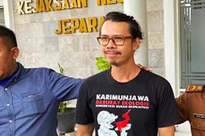 Aktivis Lingkungan Hidup Karimunjawa, Daniel Frits Maurits Tangkilisan ditahan setelah Polres Jepara melimpahkan kasusnya ke Kejaksaan Negeri Jepara, 23 Januari 2024. Betahita/Istimewa