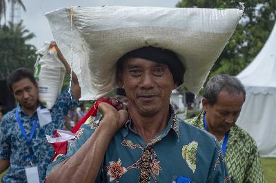 Sejumlah warga membawa karung beras yang didapatkan saat penyaluran bantuan pangan cadangan beras pemerintah oleh Presiden Joko Widodo di Tingkir, Salatiga, Jawa Tengah, 22 Januari 2024. ANTARA/Aloysius Jarot Nugroho