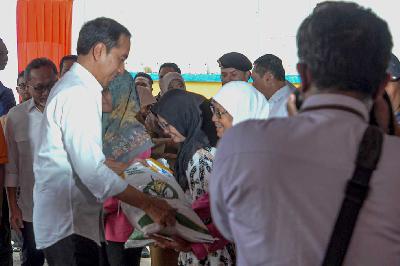 Presiden Joko Widodo memberikan bantuan sosial (bansos) beras 10 kilogram (kg) di Gudang Perum Bulog, Jakarta, 11 September 2023. Tempo/Tony Hartawan