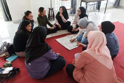 Onboarding anggota Srikandi Lintas Iman (SRILI) dengan diskusi Udar Prasangka bersama anak muda lintas iman di Masjid JAI Kota Baru, Maret 2023. Dok. SRILI
