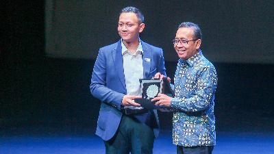 Mensesneg Pratikno usai memberikan keynote speech pada acara The Futurist Summit 2023 yang diinisiasi PIjar Foundation, di Ciputra Artpreneur Theater, Jakarta, 12 Desember 2023. Humas  Kemensetneg.