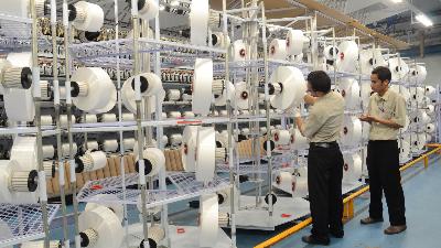 Karyawan pabrik tekstil menginspeksi kualitas saat proses produksi benang. Foto: Istimewa